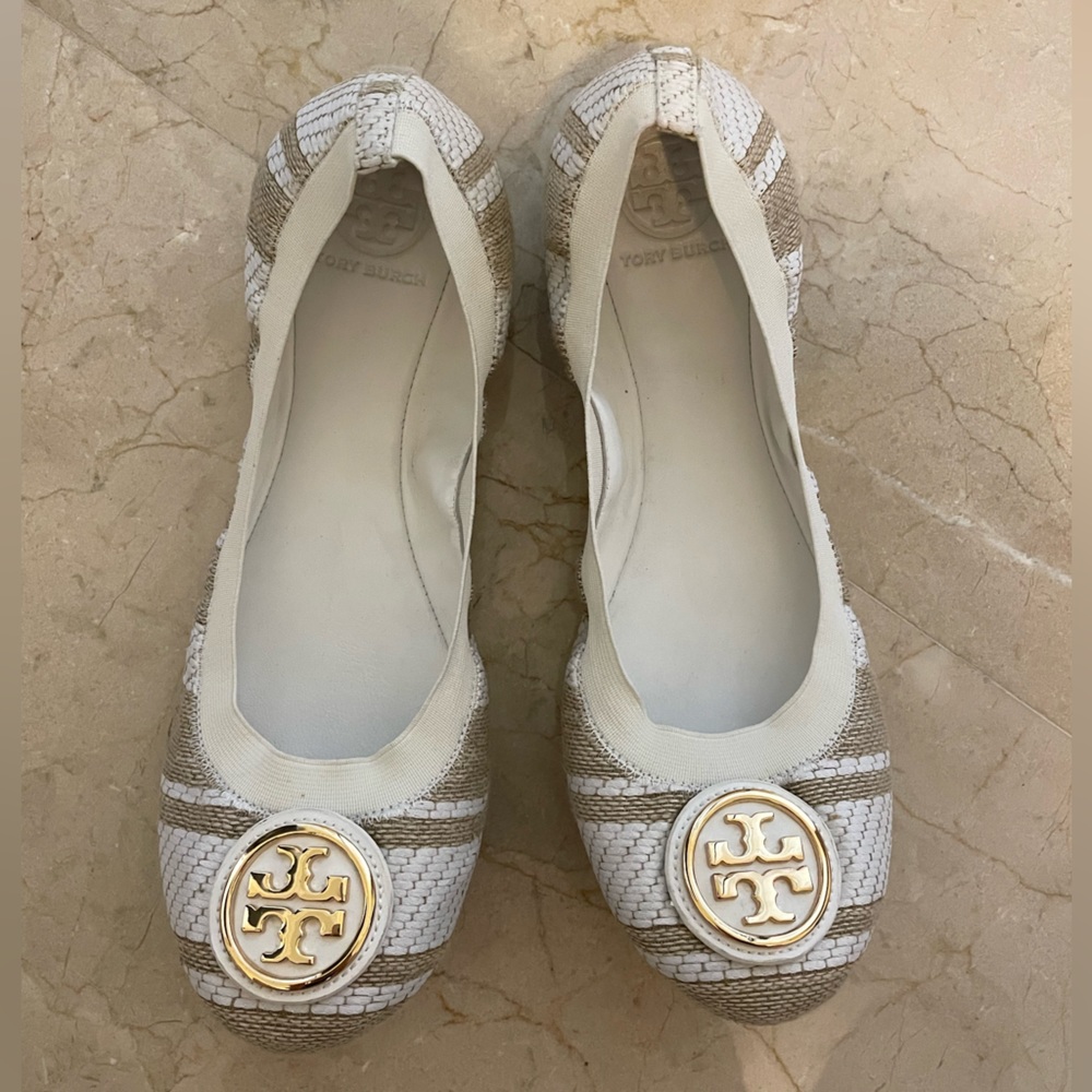 Tory Burch white & beige raffia logo flat